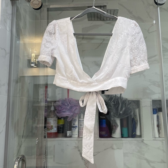 White GUESS Crop Top - Picture 1 of 4